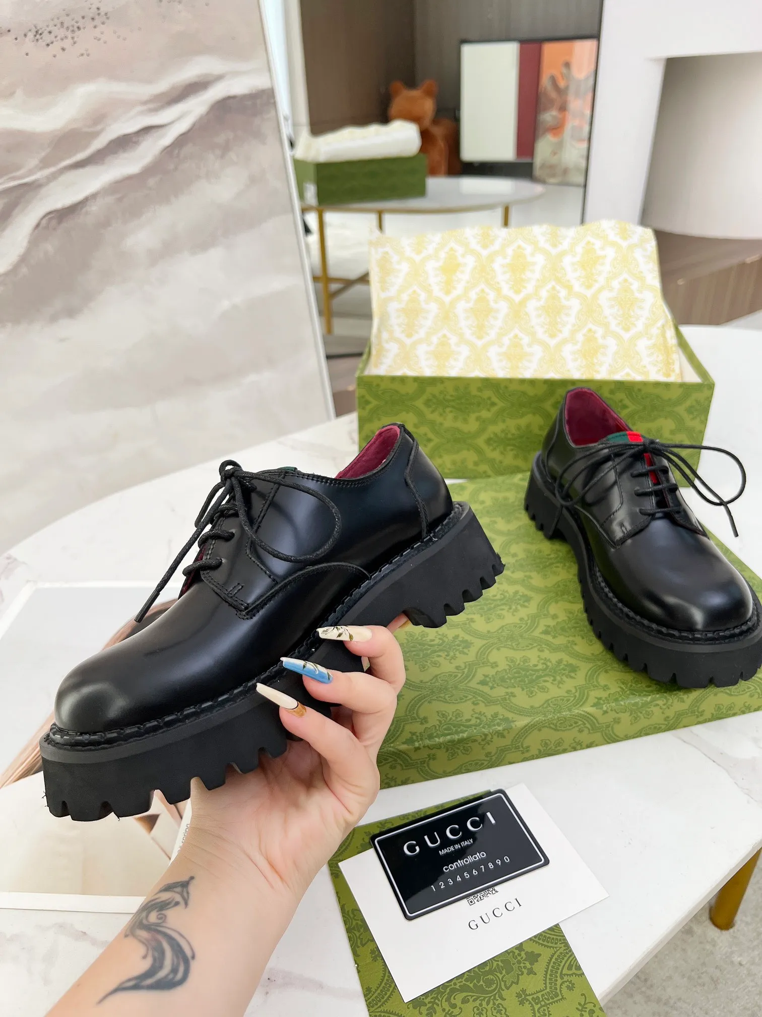 👟👟Ex-factory price 500👟👟 New arrival! 2024 latest version of GUCCI versatile strappy loafers, heel height: 5cm, fabric: first layer cowhide/open edge beads, lining/foot pads: sheepskin lining.  The outsole is made of foam outsole. Color: black/ancora red. Size: 35-41
